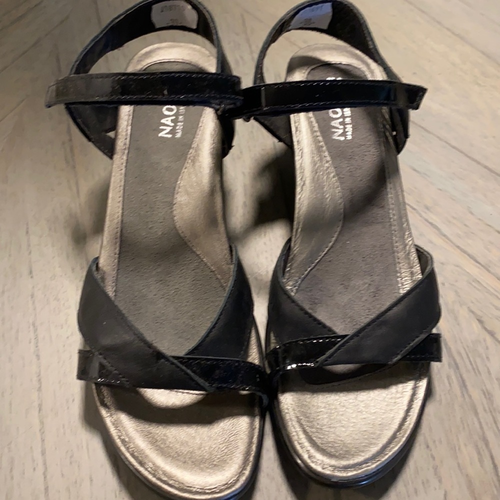 Low heeled strap heels